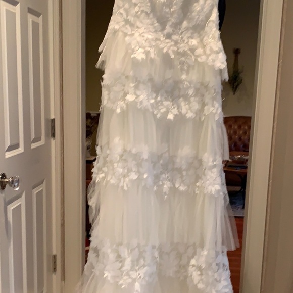 TADASHI WEDDING GOWN ; it’s the season; dreamy gown that impresses!! - Picture 2 of 10